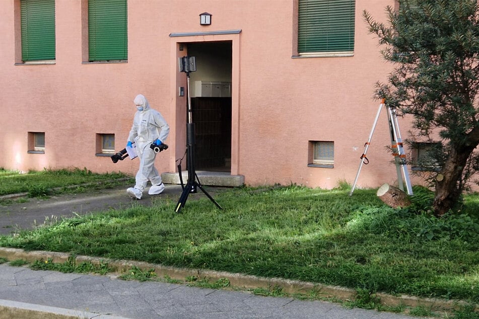 Am Dienstagmorgen ermittelt die Polizei weiter in der Fritz-Hanschmann-Straße und sichert Spuren.
