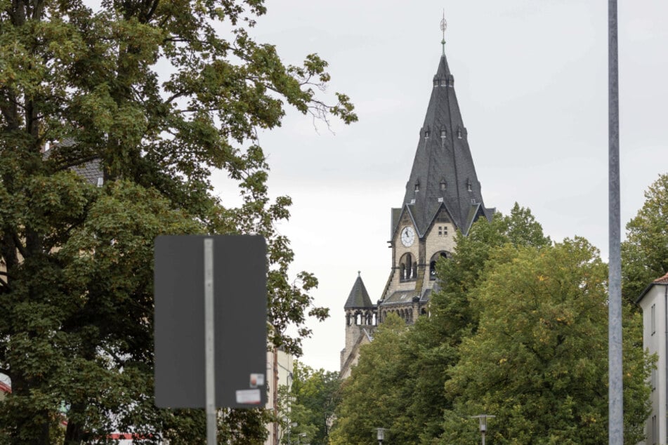 Die Spitze der Lutherkirche ist vom Ex-Lutherplatz aus zu sehen.
