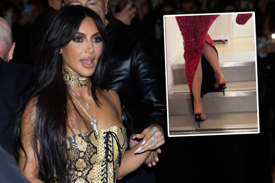 Ob im Leo-Muster oder ganz in Rot: Kim Kardashian (42) hatte auf der Fashion Week in Mailand so ihre Probleme mit dem Treppensteigen.