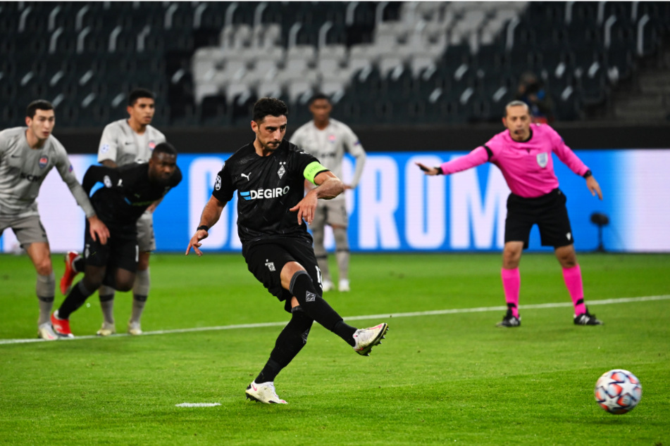 Kapitän Lars Stindl (vorne) schießt Gladbach vom Elfmeterpunkt mit 1:0 in Führung.