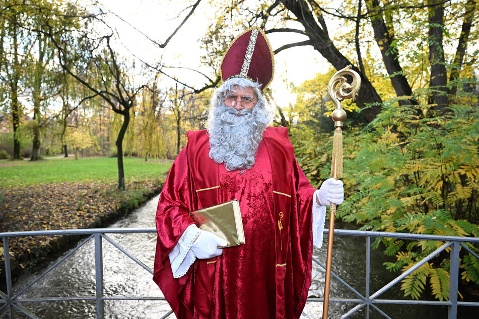 Was mach der denn da? Der Heilige Sankt Nikolaus Sean Schmidtpeter (52) steht im Englischen Garten.