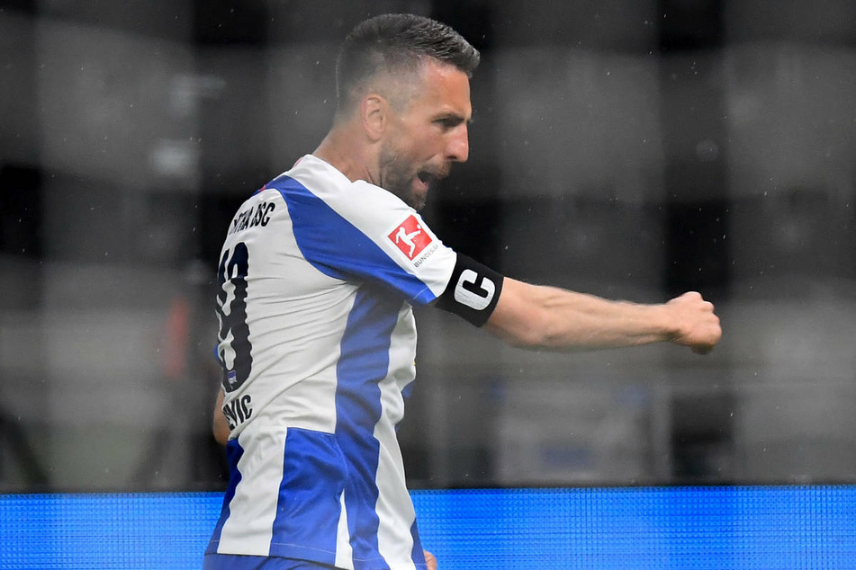 In der vergangenen Saison jubelte Vedad Ibisevic (36) noch als Kapitän in Diensten von Hertha BSC. Nach seinem Wechsel ist der Stürmer mittlerweile beim FC Schalke 04 in Ungnade gefallen.