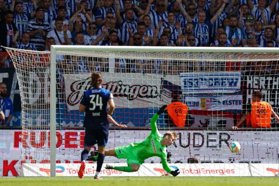 Der Kopfball von Jordan Siebatcheu (nicht im Bild) fliegt unhaltbar an Hertha-Keeper Oliver Christensen (r.) vorbei und schlägt in der langen Ecke ein.