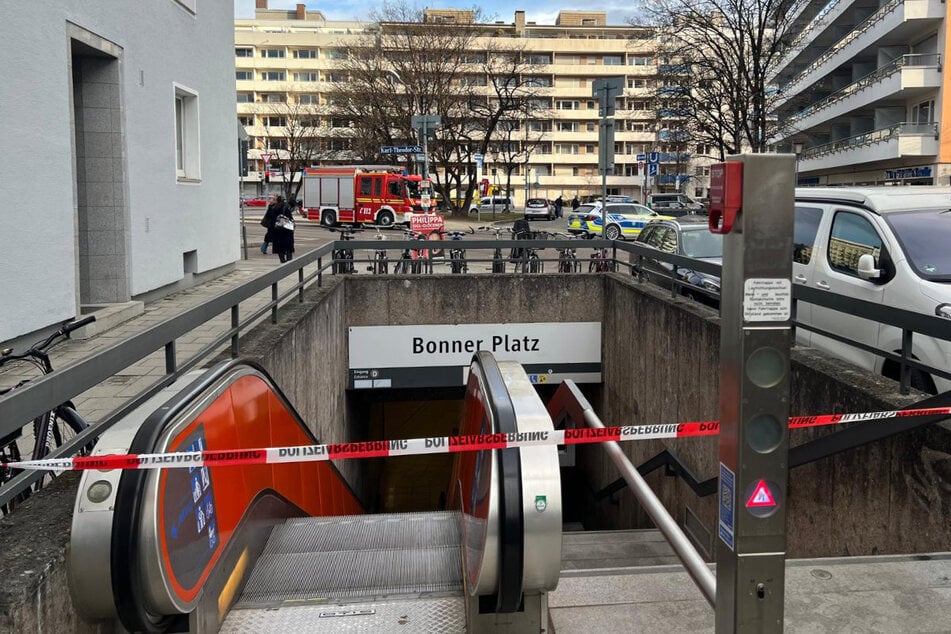 Laut Polizeiangaben besteht keine Gefahr für die Bevölkerung. Verletzte wurden keine gemeldet.