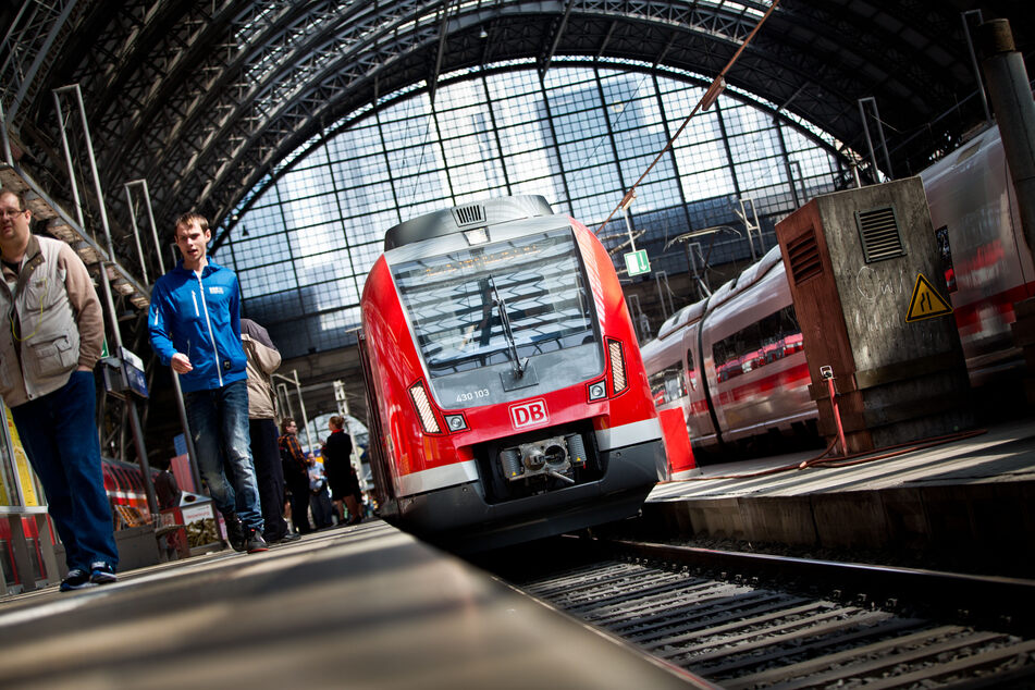Güterzug verliert verdächtiges "weißes Pulver": Massive Störungen im Zugverkehr