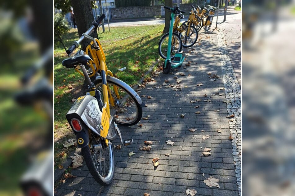 Laut den geltenden Leitlinien dürfen E-Scooter und Leihräder nicht so abgestellt werden, dass weniger als zwei Meter Gehwegbreite übrig bleiben.