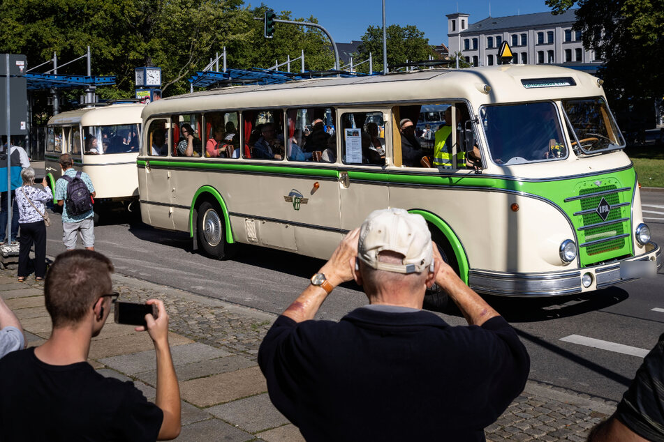 Chemnitz: Ein echter Hingucker: Historische Busse rollen durch Chemnitz