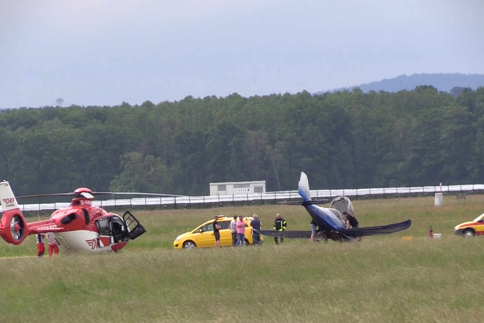 Mehrere Rettungskräfte trafen kurz nach der Bruchlandung auf dem Flugplatz ein.