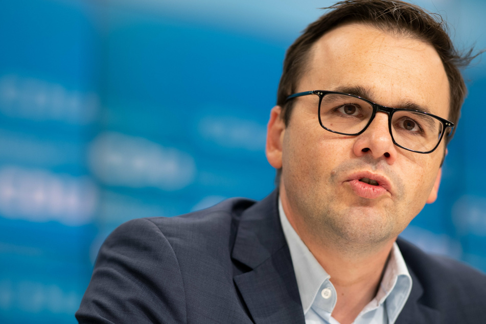 Jan Redmann (41), Fraktionsvorsitzender der CDU Brandenburg, spricht während einer Pressekonferenz. (Archivbild)