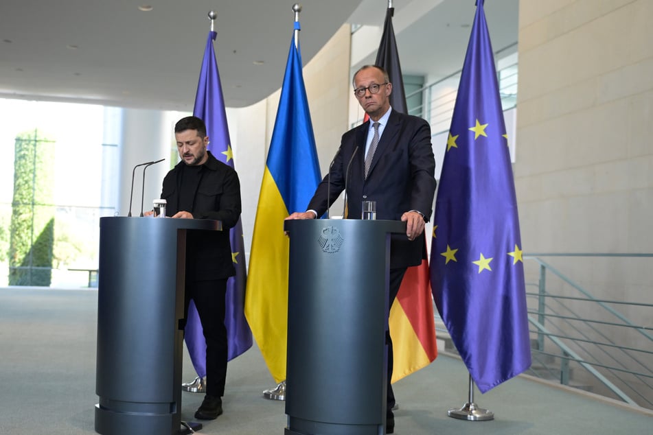 Wolodymyr Selenskyj (47, l.), Präsident der Ukraine und Bundeskanzler Friedrich Merz (69, CDU, r.) geben ein Statement ab.