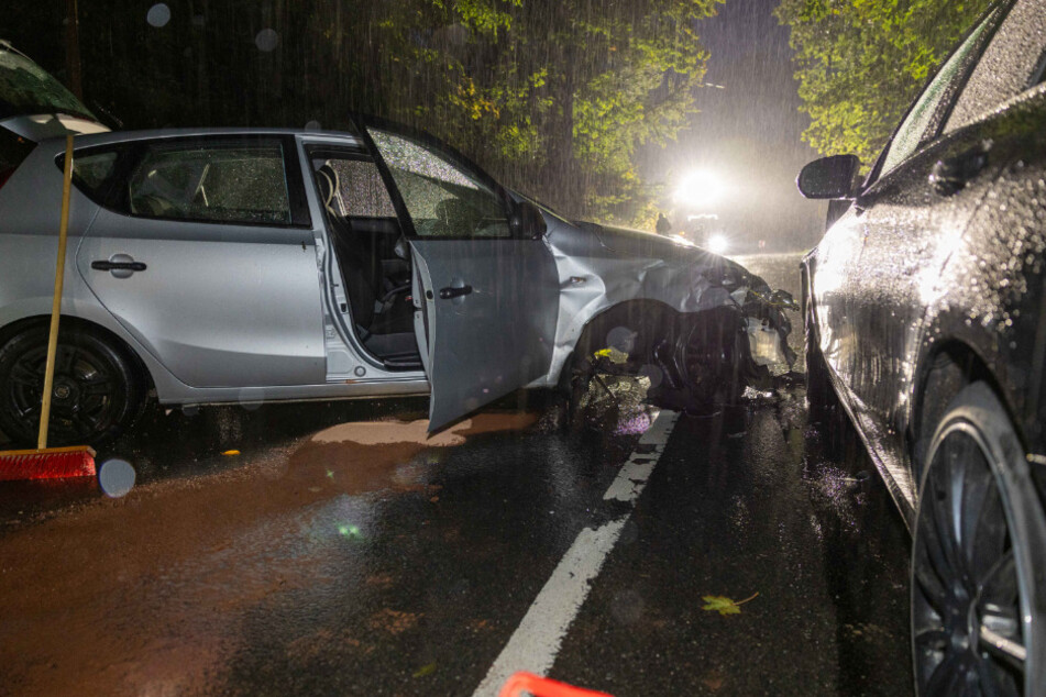 Hyundai gerät in den Gegenverkehr und kracht gegen Skoda und Mercedes