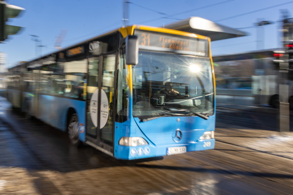 Mit dem 49-Euro-Ticket können deutschlandweit Busse, Straßenbahnen, Züge und U-Bahnen benutzt werden.
