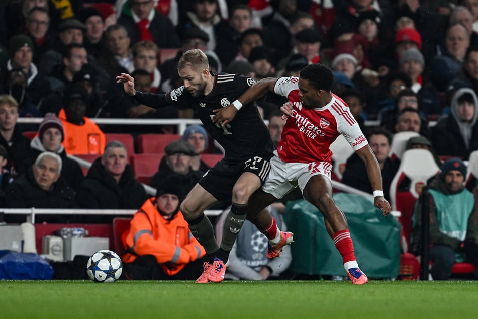 Bayerns Konrad Laimer (28, l.) behauptet sich im Zweikampf um den Ball gegen Arsenal-Akteur Jurrien Timber (24).