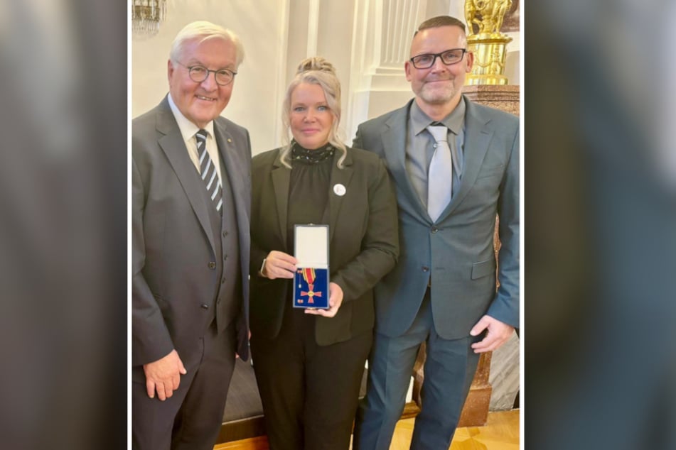 Bundespräsident Frank-Walter Steinmeier (69, v.l.) mit Preisträgerin Lieberwirth und ihrem Ehemann Sven.