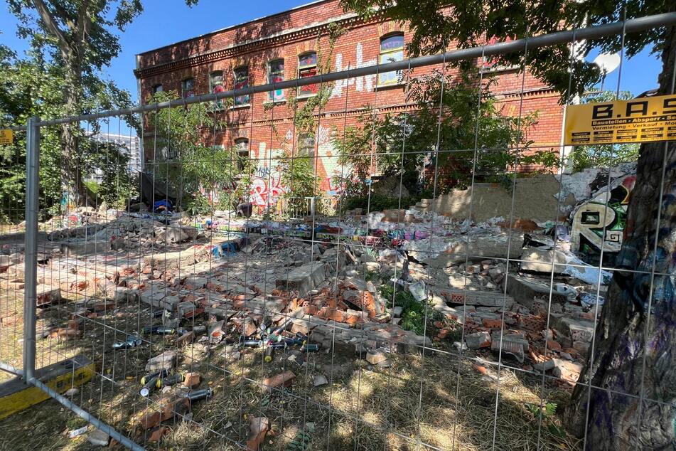 Die Mauer stürzte auf einmal zusammen.