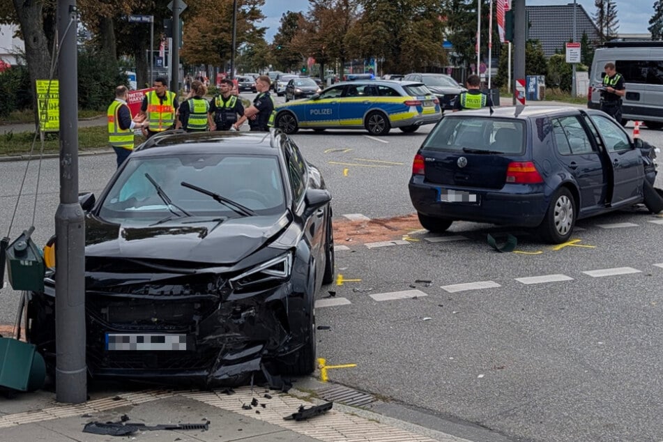 Ein Cupra (l.) und ein VW sind am Samstag in Hamburg zusammengestoßen. Zwei Menschen wurden verletzt.