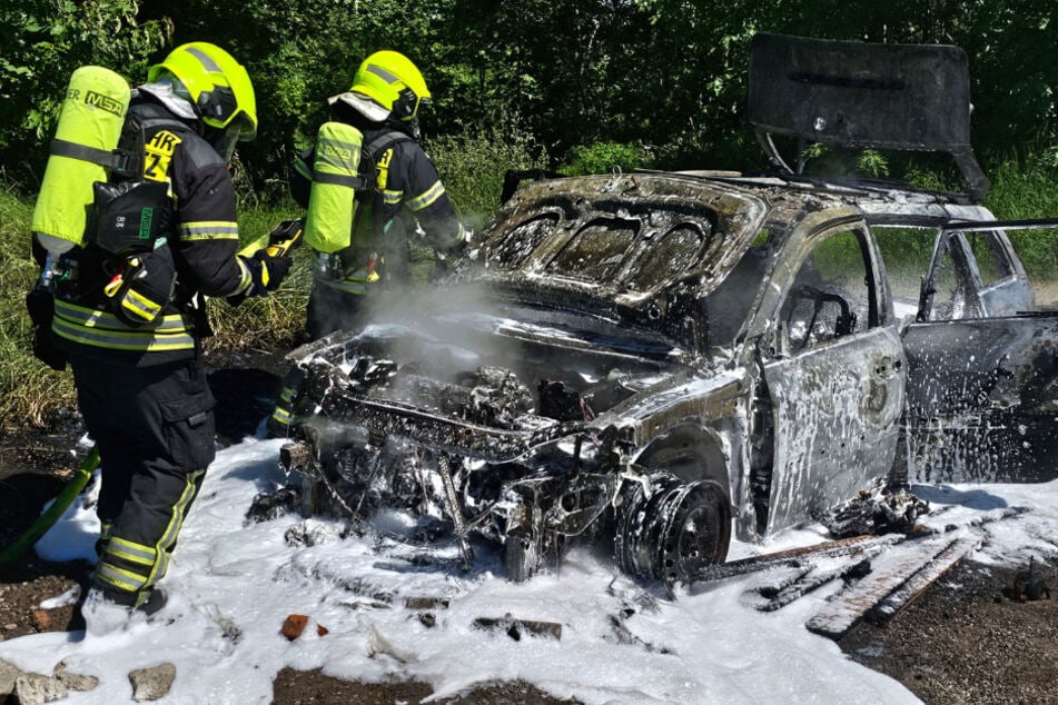Der Renault war nicht mehr zu retten, er brannte komplett aus.