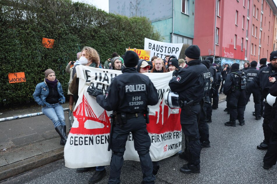 Kurzfristig blockierten die Demonstranten die Max-Brauer-Allee, sodass die Polizei eingreifen musste.