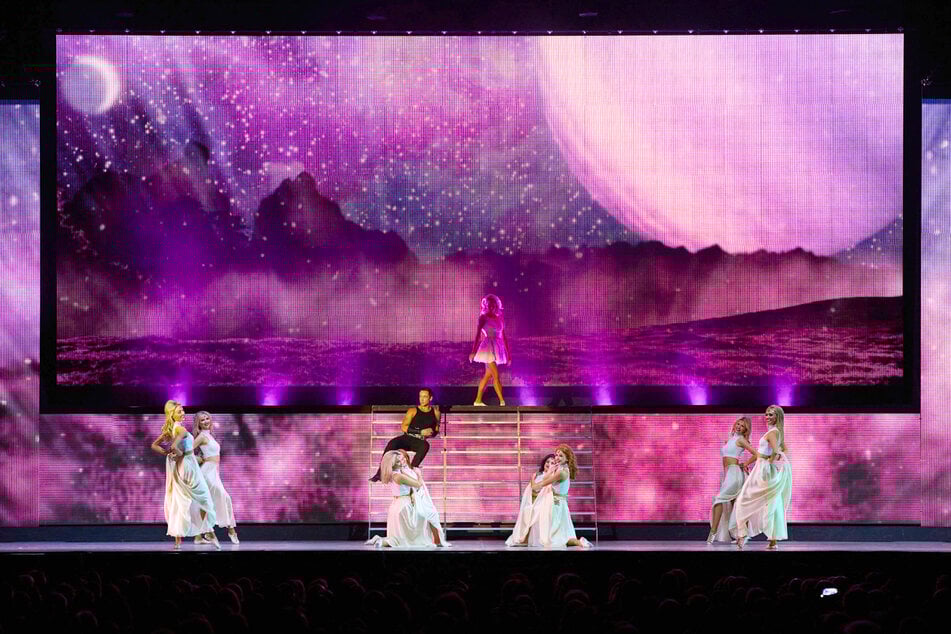 Aufwendige Kostüme und moderne Lichteffekte entführen das Publikum für ca. zwei Stunden in eine andere Welt.