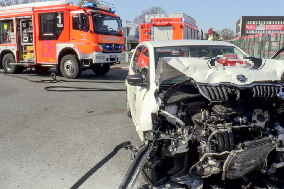 Das Imbiss-Lieferauto wurde frontal schwer beschädigt.