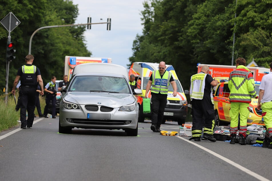 Ein Verkehrsunfallaufnahmeteam der Polizei Düsseldorf sicherte die Spuren und ermittelt weiter zu der Unfallursache. (Symbolbild)