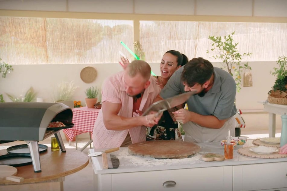 Bei ihrem Date lassen Johannes (32, l.), Elena und David nichts anbrennen ... außer die Pizza.