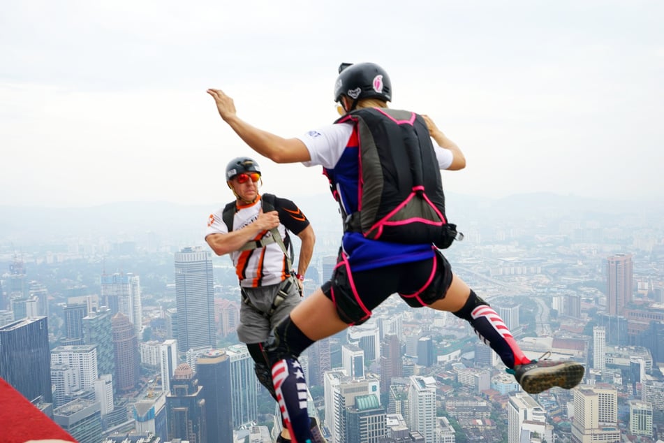 Base-Jumper springen vorwiegend von hohen Gebäuden. Nicht überall ist das erlaubt. (Symbolbild)