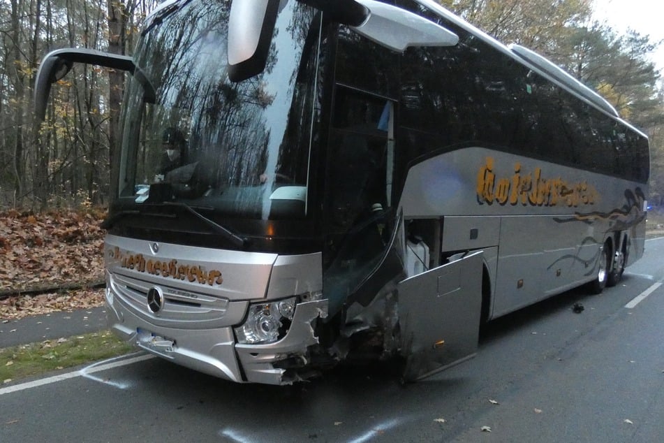 Auch an dem Bus entstand ein größerer Schaden.