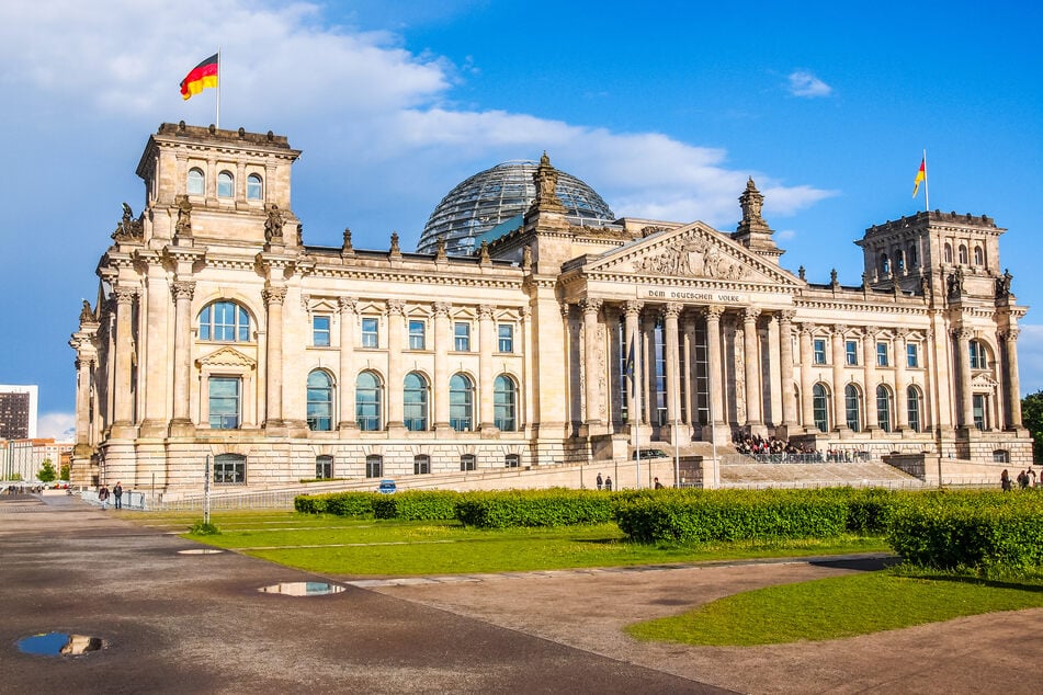 Das Reichstagsgebäude am Platz der Republik in Berlin ist seit 1999 Sitz des Deutschen Bundestages.