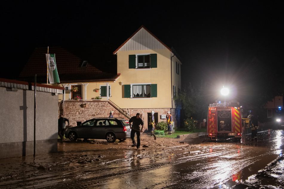 Im hessischen Wächtersbach kam es am Samstagabend zu heftigen Unwettern, die für einen Erdrutsch sorgten.