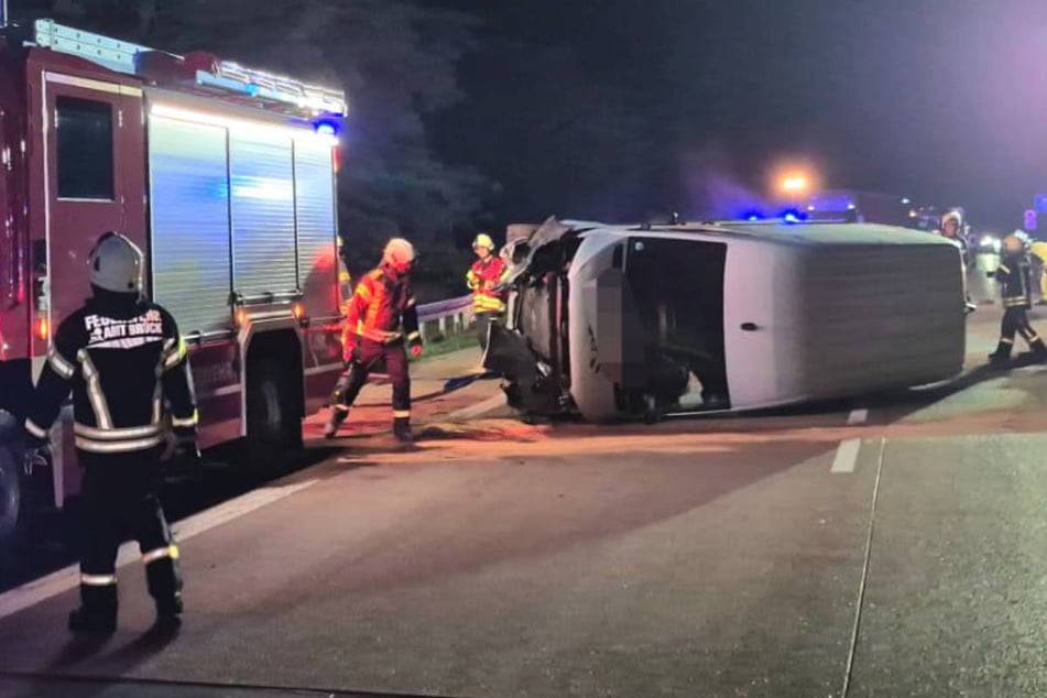 Unfall A2: Transporter kippt nach Crash auf A2 um: Zwei Verletzte
