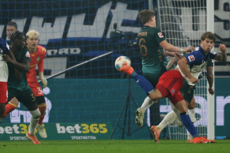 Irre Szene: HSV-Verteidiger Luka Vuskovic (r.) trifft mit der Hacke spektakulär zum zwischenzeitlichen 2:1.