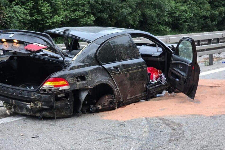 Der BMW wurde bei dem Unfall stark beschädigt.