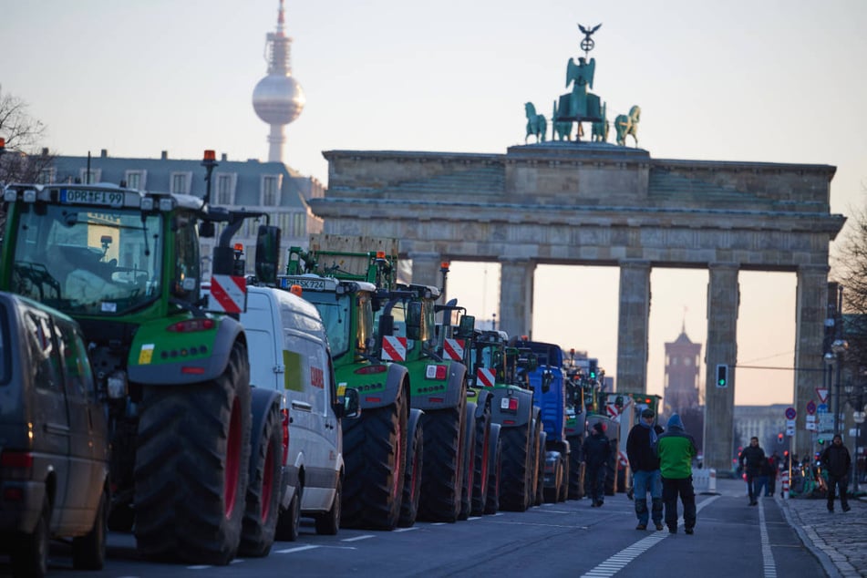 Am Montag haben sich mehr als 500 Traktoren zu einer Demonstration am Brandenburger Tor eingefunden.