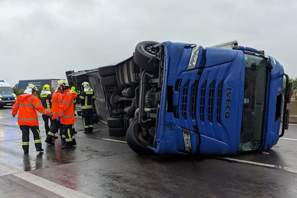 Unfall A4: Umgestürzter Lkw blockiert A4 in Richtung Frankfurt: Diesel auf allen Spuren