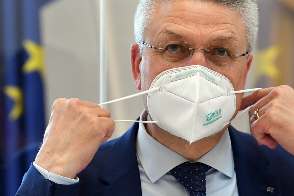 Lothar Wieler, Präsident des Robert Koch-Instituts, nimmt vor seiner Befragung im Untersuchungsausschuss zur Corona-Krisenpolitik der Brandenburger Regierung seine FFP2-Maske ab.