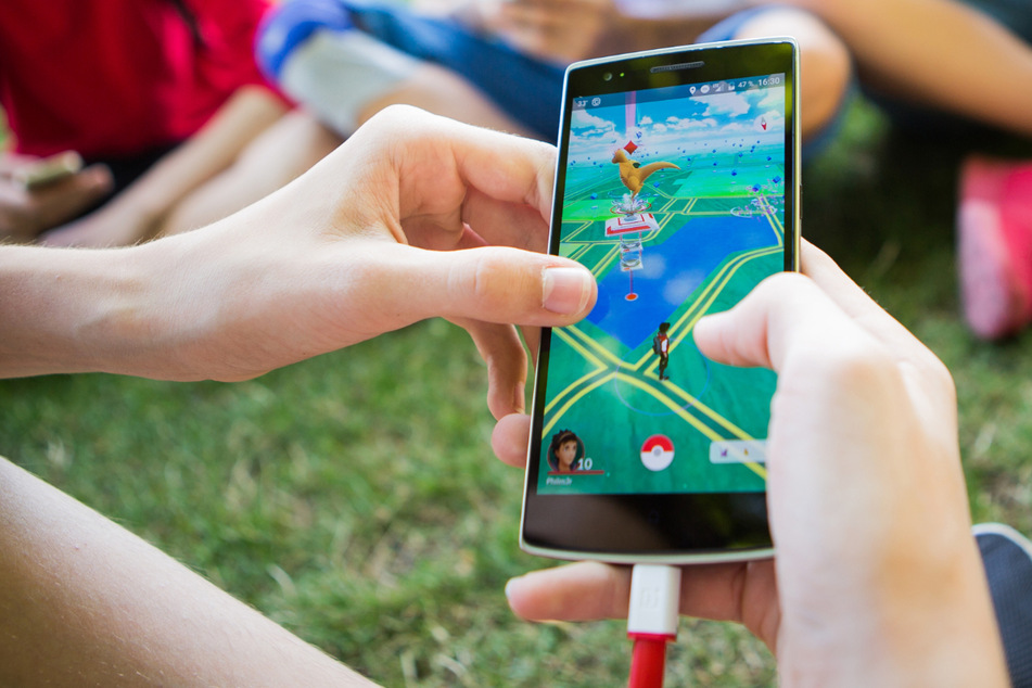 Polizisten sollen Räuber verfolgen, doch sie spielen lieber Pokémon Go