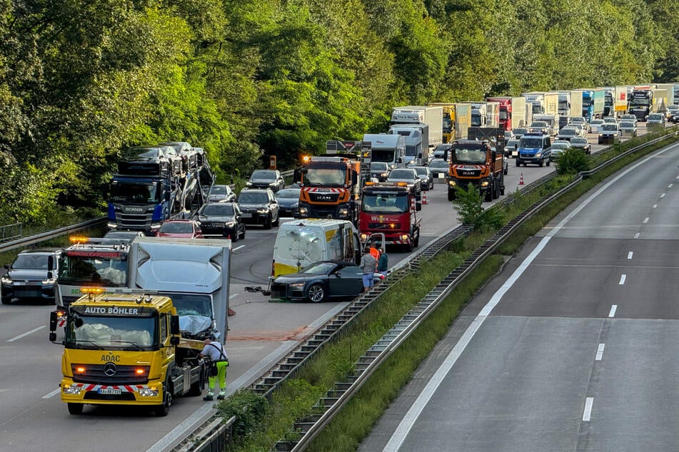 Ausgelaufene Betriebsstoffe haben auch die Feuerwehr auf den Plan gerufen.