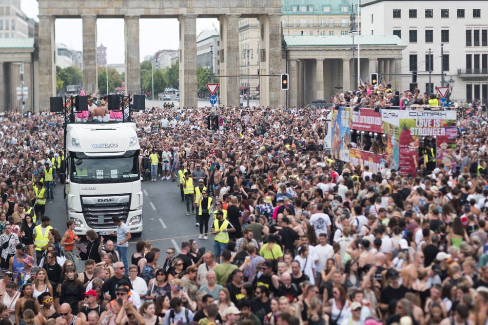 Am Samstagnachmittag rollen wieder die Techno-Trucks bei der "Rave the Planet"-Parade durch die Innenstadt von Berlin.