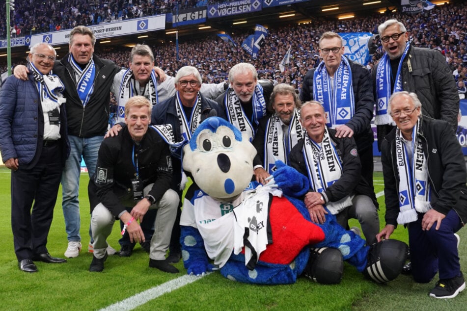 Gemeinsam mit vielen Mitspielern von 1983 wurde Rolff (5.v.r.) am vergangenen Samstag im ausverkauften Volksparkstadion geehrt.