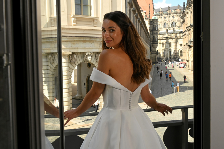Model Aline Podavka (31) präsentiert eine Luxus-Robe vor der historischen Dresdner Kulisse.