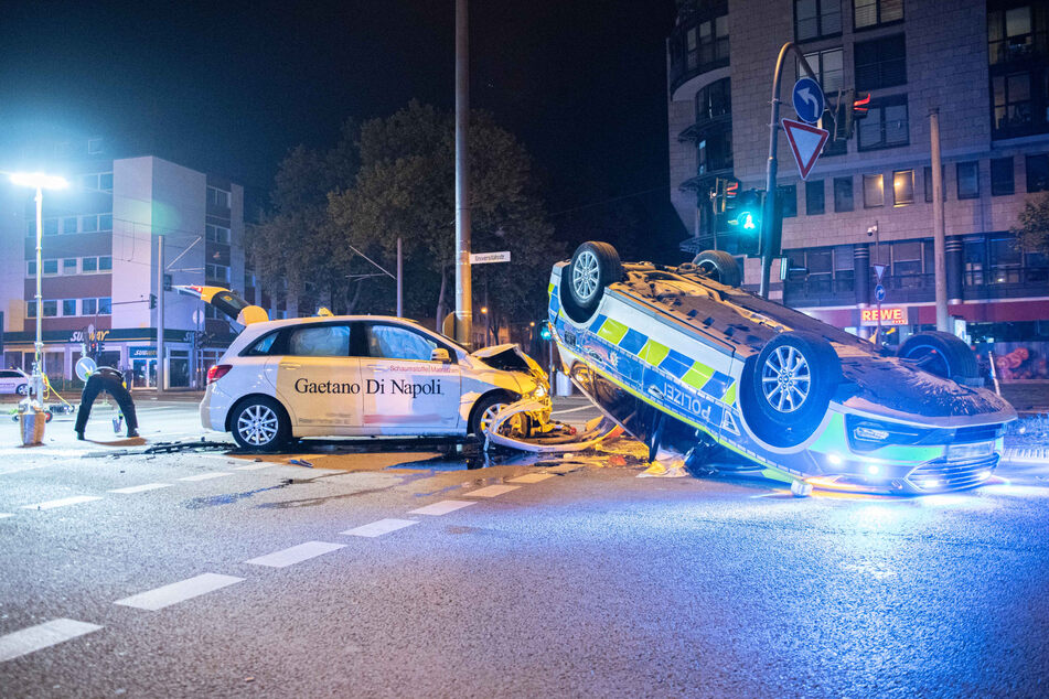 Beide Autos erlitten Totalschäden und mussten abgeschleppt werden.