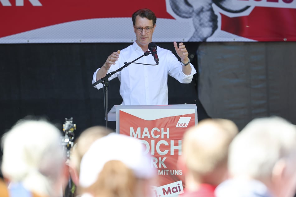 NRW-Ministerpräsident Hendrik Wüst (49, CDU) spricht als Redner auf der Mai-Demonstration des Deutschen-Gewerkschaftsbundes (DGB).