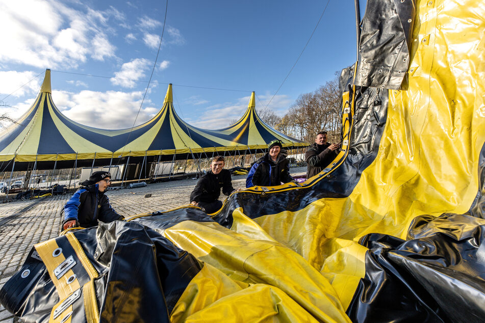 Die Zelte des Zirkus' Flic Flac werden in den Tagen vor der Premiere noch aufgebaut.