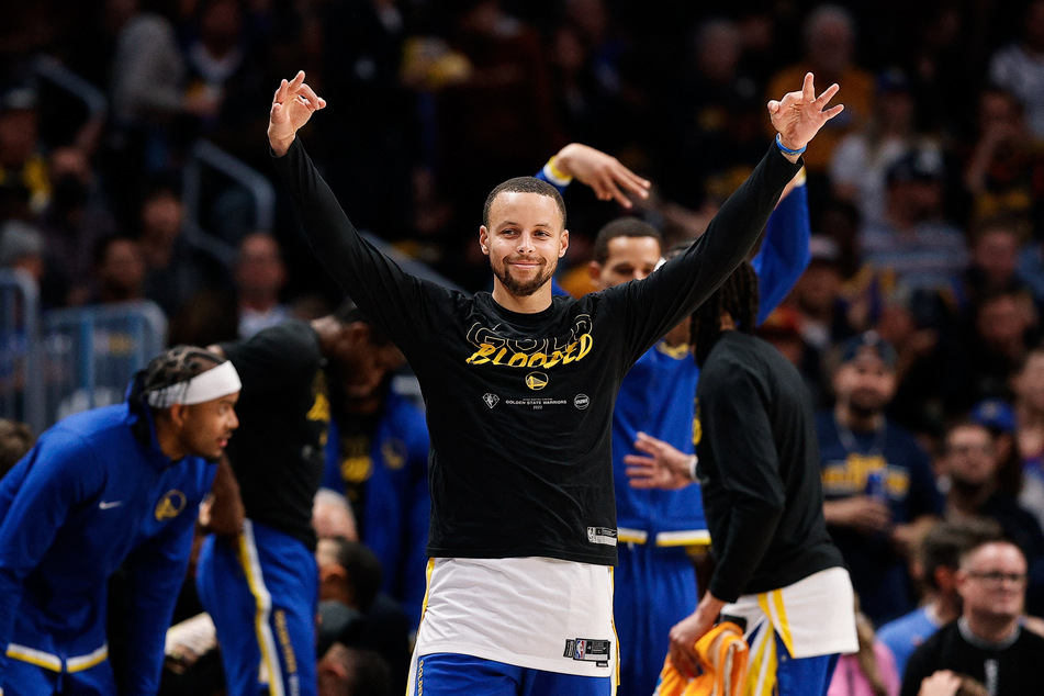 Steph Curry came off the bench to score 27 points against the Nuggets.