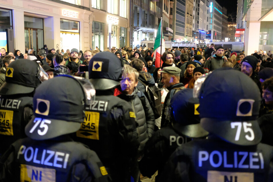 Bei der Demonstration in Leipzig hat die Polizei alle Hände voll zu tun.