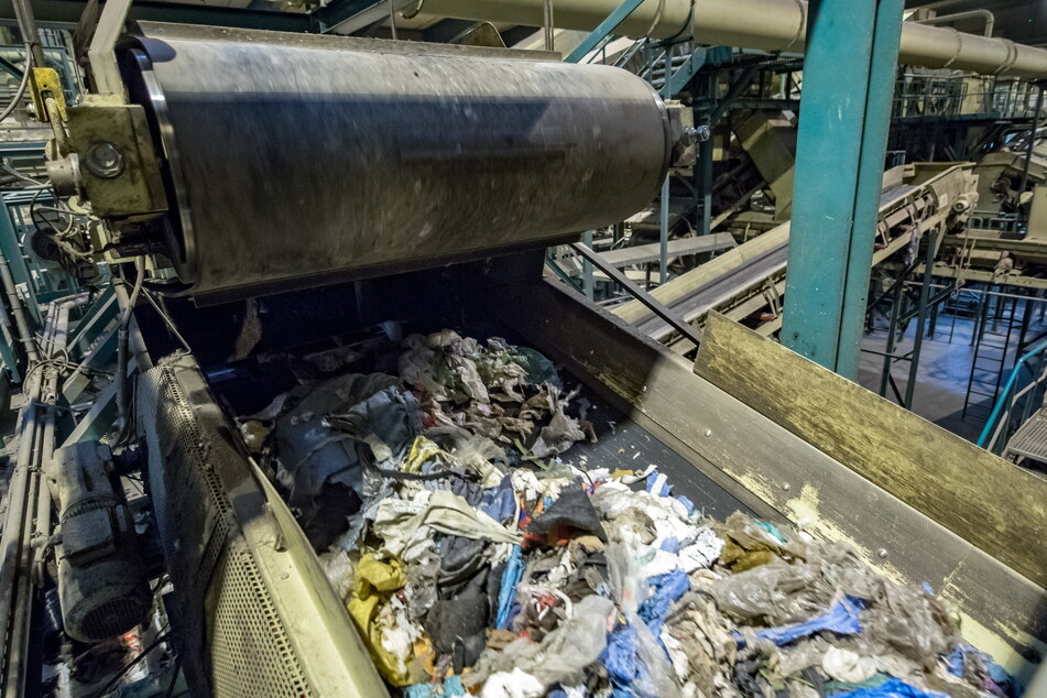 In der Restabfallbehandlungsanlage transportieren Förderbänder den gehäckselten Müll zu Trocknungs- und Sortieranlagen.