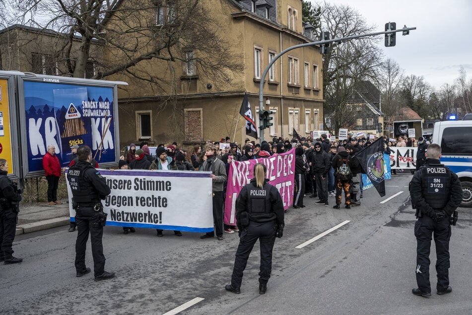 Das Bündnis "Chemnitz verbindet" konnte am Sonntag gut 100 Demonstranten (angemeldet: 300) gegen eine Lesung des österreichischen Rechtsextremisten Martin Sellner (36) mobilisieren.