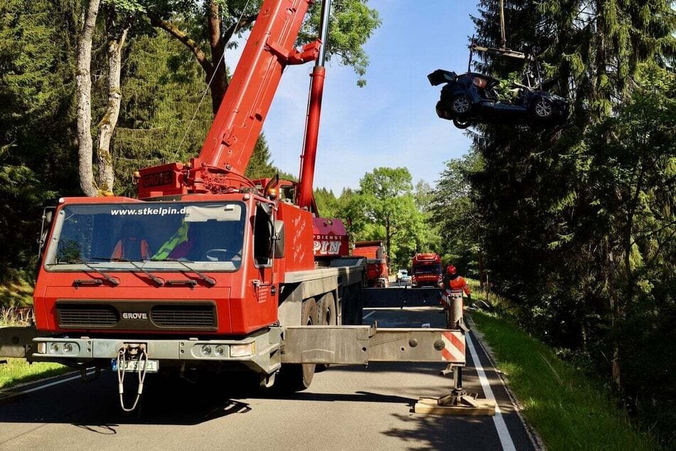 Am Mittwochvormittag wurde das Auto von einem Kran geborgen. Dafür musste die Straße gesperrt werden.