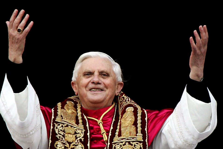 Der neu gewählte Papst Benedikt XVI., zuvor Joseph Kardinal Ratzinger, grüßt im Jahr 2005 vom Balkon des Petersdoms die Menschen auf dem Petersplatz in Rom.
